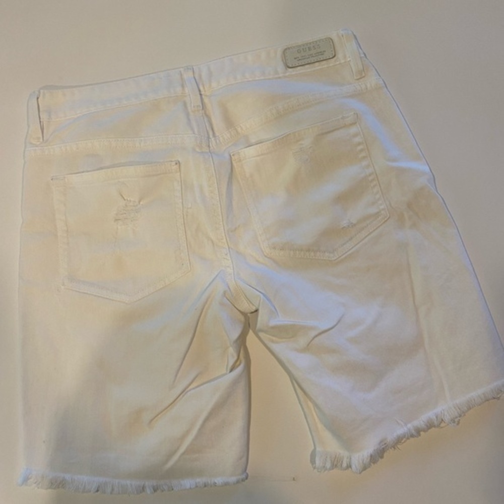 GUESS WHITE DENIM DISTRESSED SHORTS SIZE 26